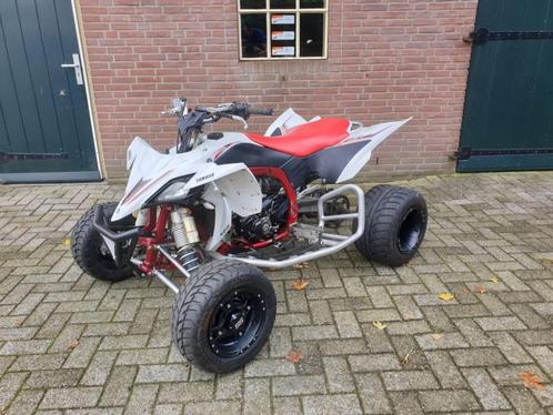 Schitterende Yamaha YFZ450R crossquad op autokenteken