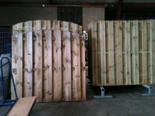 Schuttingen, betonnetten, geimpregneerde tuinplanken, rabat