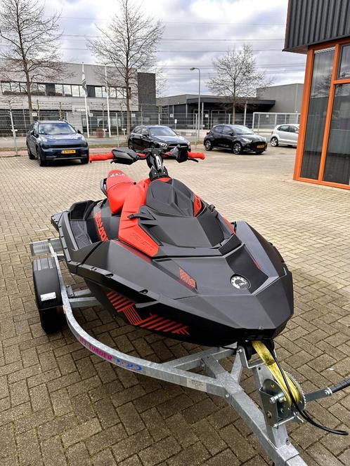 Sea-Doo Spark Trixx 2UP 2022 Rood  7,5 vaaruren  als nieuw