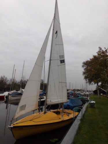 Seahorse met 4 pk motor en afdekzeil