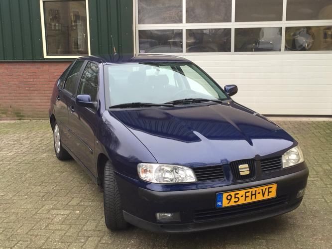 Seat Cordoba 1.6 74KW 2000 Blauw