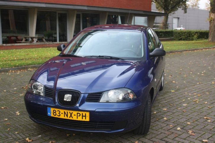 Seat Ibiza 1.4 75 PK 2004 blauw met airco en trekhaak