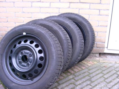 Set 4 winterbanden op stalen velg 15565 R14 75T