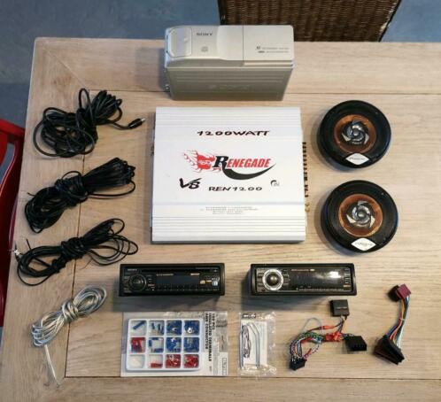 Set auto Hifi (10 CD Wisselaar, 2 radio039s, 1200w verst.)