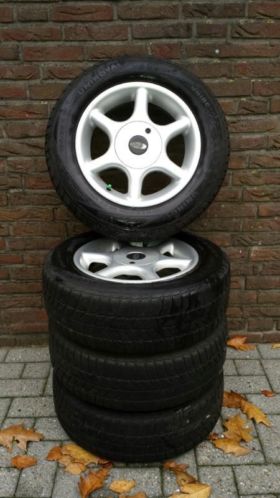 Set licht metalen velgen met winterbanden 14 inch. 