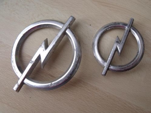 Setje Opel emblemen jaren 70 PN 9298105 en 8972160