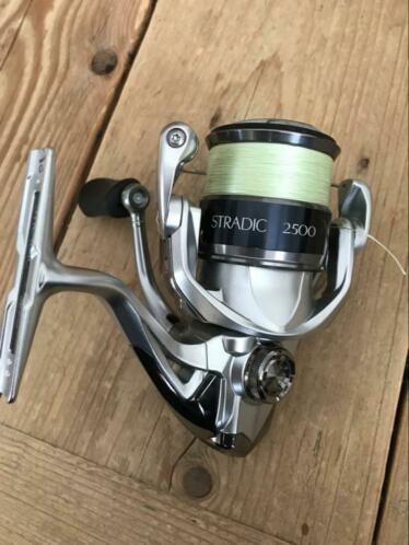 Shimano stradic 2500 Hg incl nieuwe spiderwire 8-braid