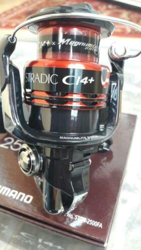 Shimano stradic Ci4 2500 FA met 2 reserve spoelen.Nieuw