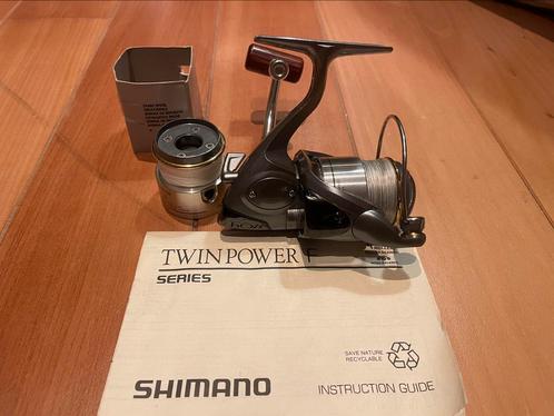 Shimano twinpower 1000f met reserve spoel en boekje