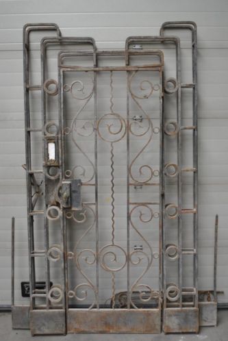 Sierlijke smeedijzeren poort, oude Franse liftdeuren