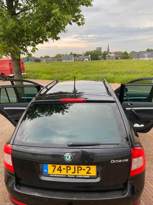 Skoda Octavia 1.2 TSI Combi 2011 Zwart