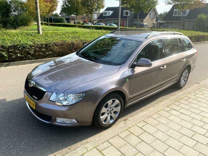 Skoda Superb 1.6TDI 77KW Greenline Combi 2012 Paars