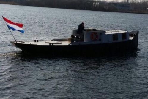 Sleepboot Amsterdammer voor koningsdag
