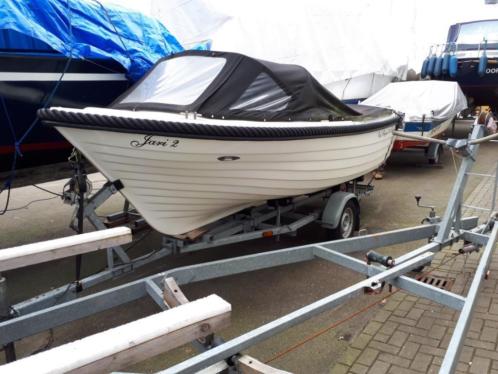 Sloep met ingebouwde motor en nieuwe accu incl. trailer