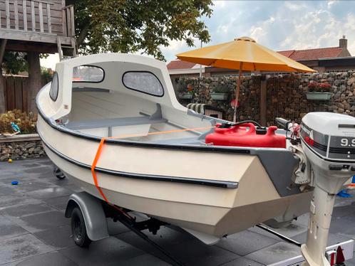 Sloepkajuit boot vaarklaar met motor en trailer