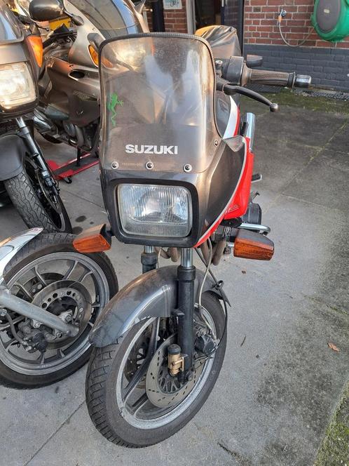 Sloop of loop Suzuki GSX 750 es