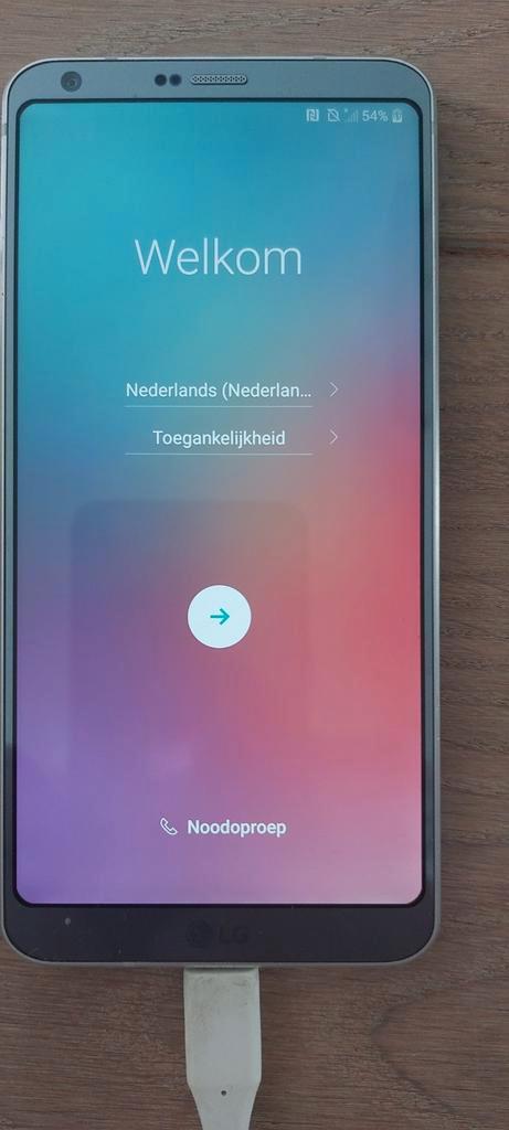 Smartphone LG G6 met oplader ,kabel en beschermhoesje.