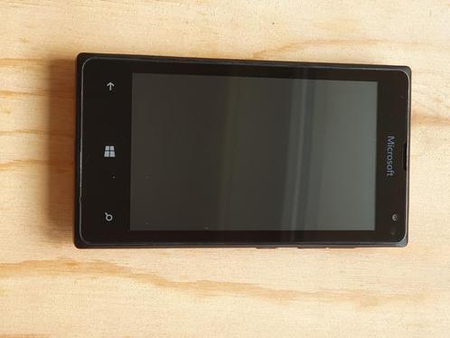 Smartphone Microsoft Lumia 435 met rood hoesje