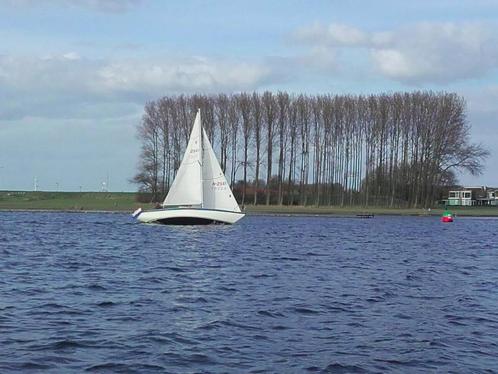 Smiling 29, Mooi klassiek gelijnde kajuitzeilboot