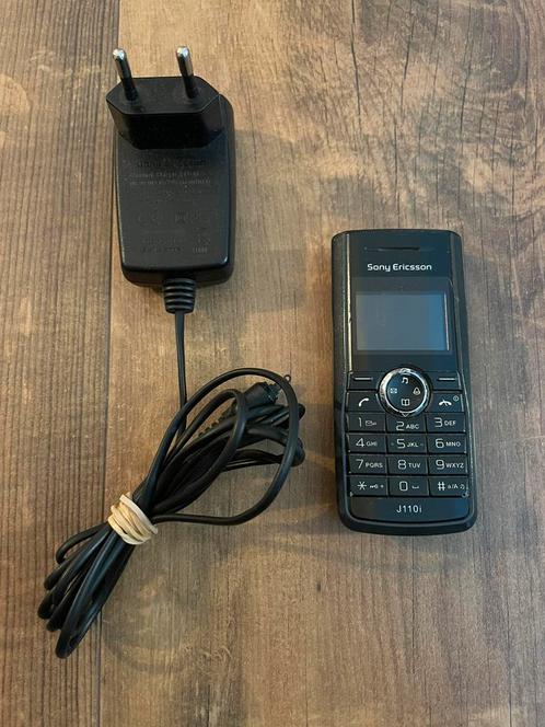 Sony Ericsson J110i met oplader