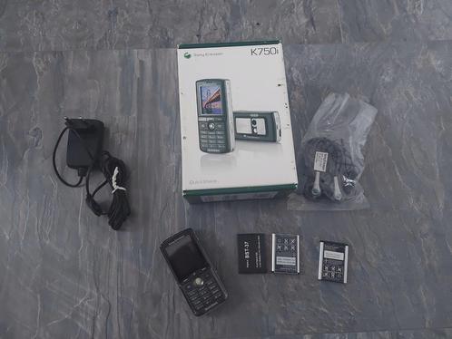 Sony Ericsson K750i met oplader, 3 batterijen en oortjes