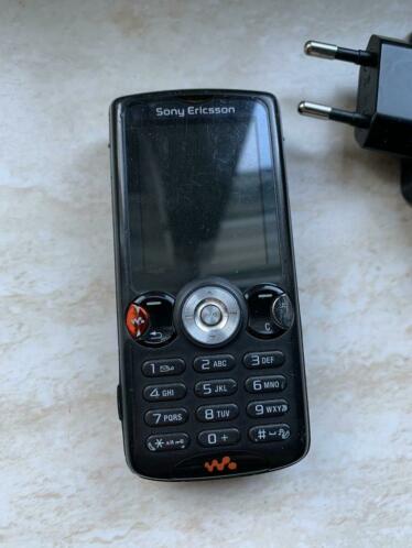 Sony Ericsson oude mobiel met kabel