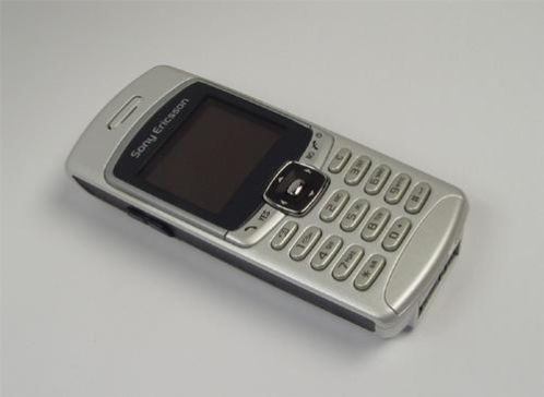 Sony Ericsson T 230 met lader.