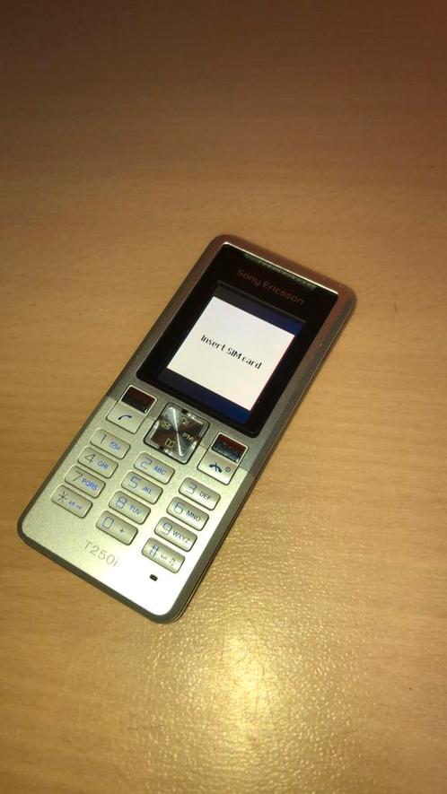 Sony Ericsson T250i met hoesje en headset