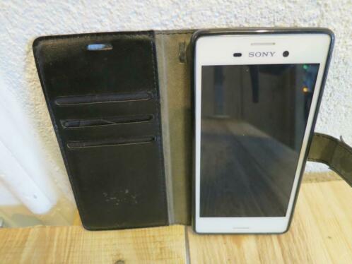 sony experia M4 Aqua, inclusief leren hoesje en oplaadkabel.