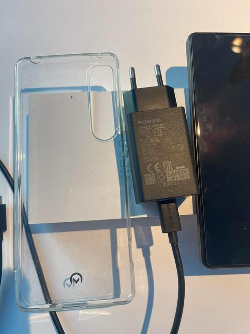 Sony Xperia originele lader ,soft case en 1 screenprotector
