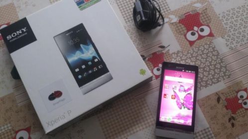 Sony Xperia P. Met de doos en lader