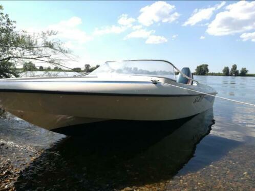 Speedboot met 40 pk motor (defect) en trailer