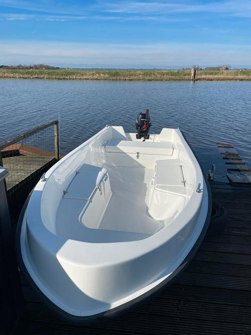 Spiksplinternieuwe polyester boot van Hollandse makerij
