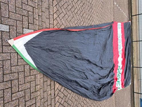 Spinnaker rood zwart wit ongeveer 58 m2