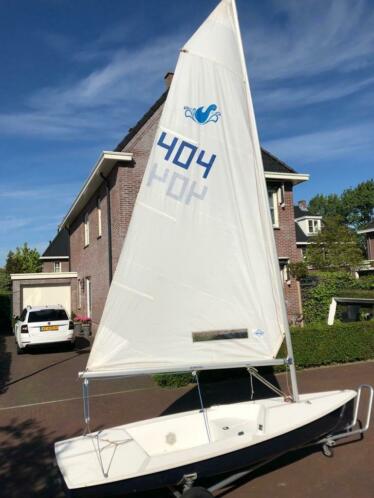 Splash zeilboot met wal en weg trailer