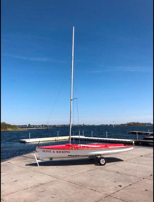 Sportieve Alca 470 open zeilboot met dekzeil amp strandtrailer