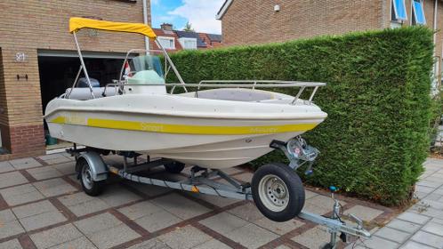 Sportieve consoleboot met Yamaha 50 pk op kanteltrailer