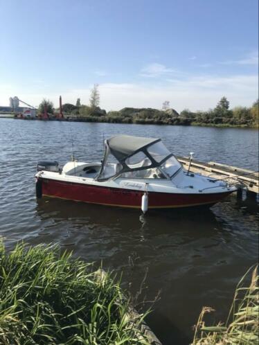 Sportvis-boot met 40 pk yamaha op trailer