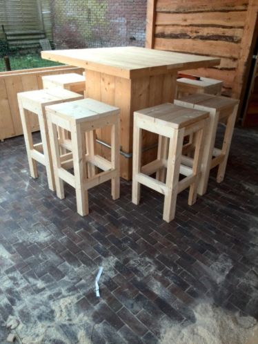 sta tafel met krukken van steigerhout