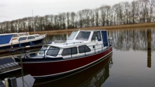 Stalen boot , gantel kruiser met nieuwe buitenboord motor