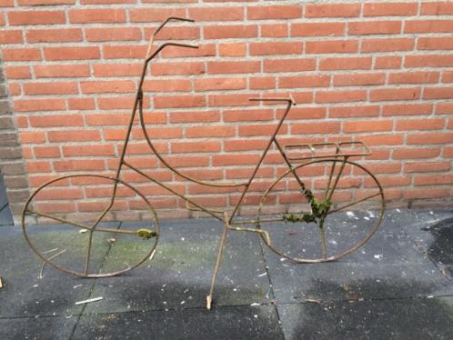 Stalen fiets als tuin decoratie