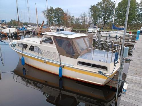 Stalen motorboot met 5 slaapplaatsen