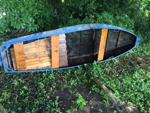 Stalen roeiboot