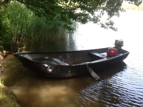 Stalen roeiboot Beenhakker vlet met motor