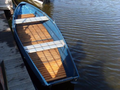 stalen roeiboot compleet met stallingstrailer
