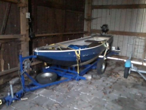Stalen roeiboot, inclusief moter en trailer