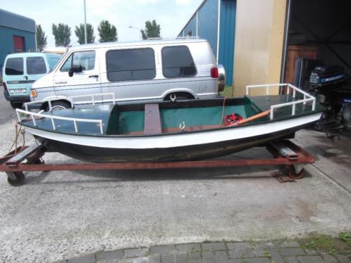 Stalen roeiboot met 7.5 pk Mercury motor met losse tank