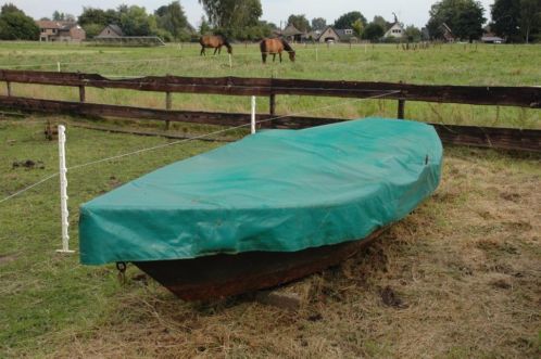 stalen roeiboot met afdekzeil