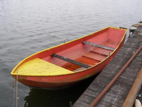 stalen roeiboot met buiten boord motor