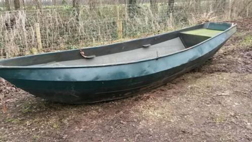 Stalen roeiboot met houten roeispanen